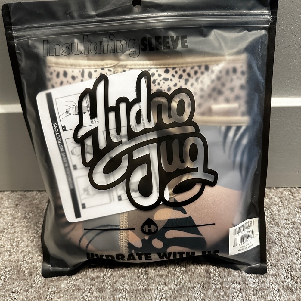 Hydrojug sleeve with pocket